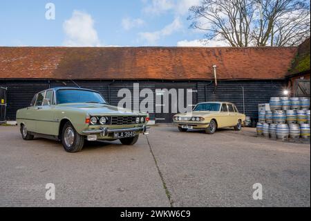 Rivalen der britischen Sportlimousine aus den 1970er Jahren – der 1978 Rover 2200TC und der 1977 Triumph 2500S Stockfoto