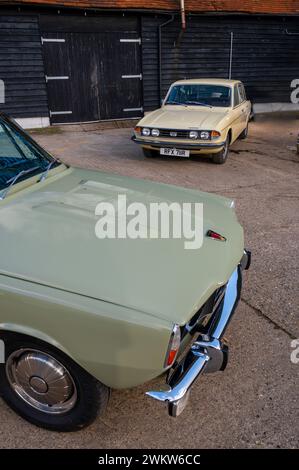 Rivalen der britischen Sportlimousine aus den 1970er Jahren – der 1978 Rover 2200TC und der 1977 Triumph 2500S Stockfoto