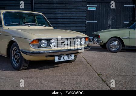 Rivalen der britischen Sportlimousine aus den 1970er Jahren – der 1978 Rover 2200TC und der 1977 Triumph 2500S Stockfoto