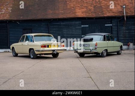 Rivalen der britischen Sportlimousine aus den 1970er Jahren – der 1978 Rover 2200TC und der 1977 Triumph 2500S Stockfoto