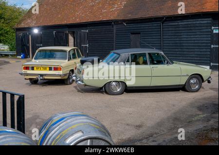 Rivalen der britischen Sportlimousine aus den 1970er Jahren – der 1978 Rover 2200TC und der 1977 Triumph 2500S Stockfoto