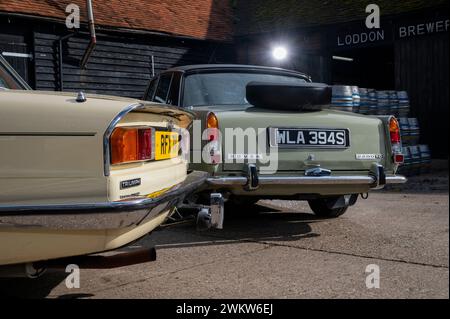 Rivalen der britischen Sportlimousine aus den 1970er Jahren – der 1978 Rover 2200TC und der 1977 Triumph 2500S Stockfoto