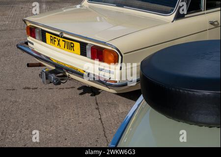 Rivalen der britischen Sportlimousine aus den 1970er Jahren – der 1978 Rover 2200TC und der 1977 Triumph 2500S Stockfoto