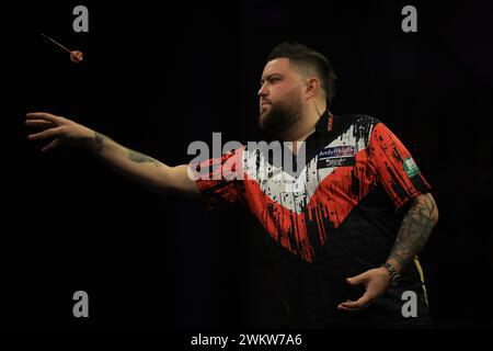 Newcastle, Großbritannien. Februar 2024. Michael Smith wirft während der BetMGM Premier League Darts Night 4 2024 in der Utilita Arena in Newcastle, England, Großbritannien am 22. Februar 2024 Credit: Every Second Media/Alamy Live News Stockfoto