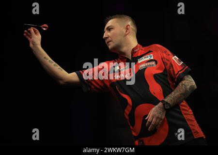 Newcastle, Großbritannien. Februar 2024. Nathan Aspinall wirft während der BetMGM Premier League Darts Night 4 2024 am 22. Februar 2024 in der Utilita Arena in Newcastle, England, Großbritannien Credit: Every Second Media/Alamy Live News Stockfoto