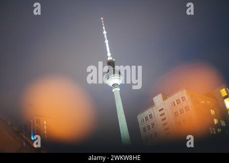 Der Berliner Fernsehturm in Berlin Mitte, mit 368 Metern Höhe das höchste Bauwerk Deutschlands, am Abend. Berlin Mitte *** der Berliner Fernsehturm in Berlin Mitte, Deutschlands höchstes Gebäude mit 368 Metern, abends Berlin Mitte Stockfoto