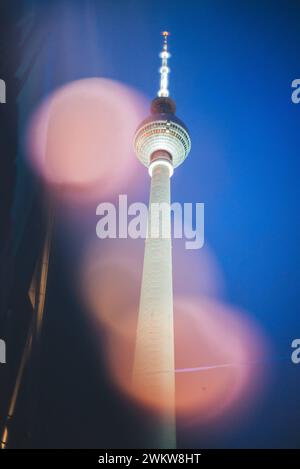 Der Berliner Fernsehturm in Berlin Mitte, mit 368 Metern Höhe das höchste Bauwerk Deutschlands, am Abend. Berlin Mitte *** der Berliner Fernsehturm in Berlin Mitte, Deutschlands höchstes Gebäude mit 368 Metern, abends Berlin Mitte Stockfoto