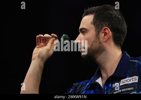 Newcastle, Großbritannien. Februar 2024. Luke Humphries wirft während der BetMGM Premier League Darts Night 4 2024 am 22. Februar 2024 in der Utilita Arena in Newcastle (England) Credit: Every Second Media/Alamy Live News Stockfoto