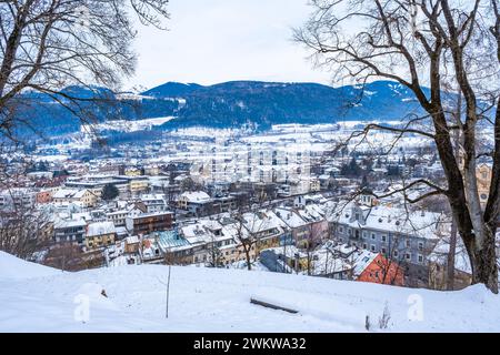 Luftaufnahme von Bruneck, Südtirol, Italien im Winter. Stockfoto