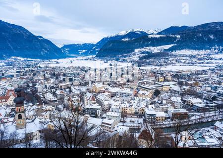 Luftaufnahme von Bruneck, Südtirol, Italien im Winter. Stockfoto