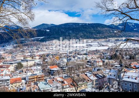 Luftaufnahme von Bruneck, Südtirol, Italien im Winter. Stockfoto