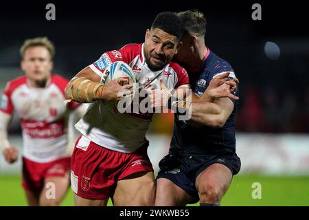 Kelepi Tanginoa von Hull KR (links) und James Donaldson von Leeds Rhino in Aktion während des Spiels der Betfred Super League im Sewell Group Craven Park Stadium in Kingston upon Hull. Bilddatum: Donnerstag, 22. Februar 2024. Stockfoto