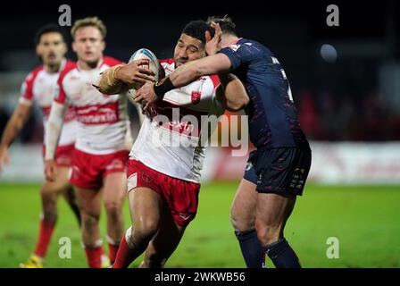 Kelepi Tanginoa von Hull KR (links) und James Donaldson von Leeds Rhino in Aktion während des Spiels der Betfred Super League im Sewell Group Craven Park Stadium in Kingston upon Hull. Bilddatum: Donnerstag, 22. Februar 2024. Stockfoto