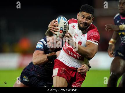 Kelepi Tanginoa von Hull KR (rechts) und James Donaldson von Leeds Rhino im Sewell Group Craven Park Stadium, Kingston upon Hull. Bilddatum: Donnerstag, 22. Februar 2024. Stockfoto