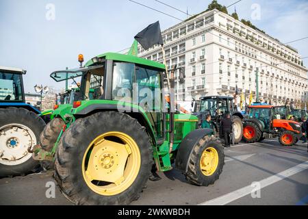 Landwirte mit ihren Traktoren auf dem Syntagma-Platz nehmen an einer Protestkundgebung wegen der Krise im europäischen Agrarsektor Teil. Stockfoto