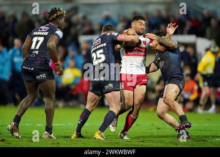 Kelepi Tanginoa von Hull KR in Aktion mit Justin Sangare von Leeds Rhinos (links), James Donaldson (Mitte) und James Bentley während des Spiels der Betfred Super League im Sewell Group Craven Park Stadium in Kingston upon Hull. Bilddatum: Donnerstag, 22. Februar 2024. Stockfoto