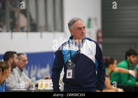 Oviedo, Spanien, 22. Februar 2024: Der Trainer von Lobas Global ATAC Oviedo, Manuel Díaz während des 19. Spieltages der Liga Guerreras Iberdrola 2023-24 zwischen Lobas Global ATAC Oviedo und Replasa Beti-Onak am 22. Februar 2023 im Florida Arena Municipal Sports Center in Oviedo, Spanien. Quelle: Alberto Brevers / Alamy Live News. Stockfoto