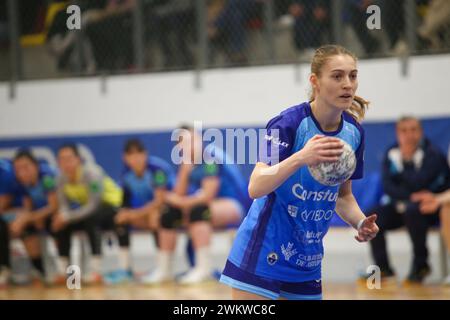 Oviedo, Spanien, 22. Februar 2024: Der Spieler von Lobas Global ATAC Oviedo, Miriam Cortina (7) mit dem Ball während des 19. Spieltages der Liga Guerreras Iberdrola 2023-24 zwischen Lobas Global ATAC Oviedo und Replasa Beti-Onak am 22. Februar 2023 im Florida Arena Municipal Sports Center in Oviedo, Spanien. Quelle: Alberto Brevers / Alamy Live News. Stockfoto