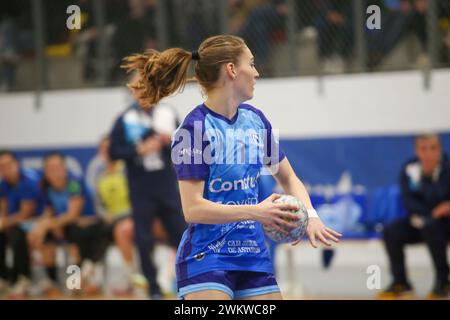 Oviedo, Spanien, 22. Februar 2024: Der Spieler von Lobas Global ATAC Oviedo, Miriam Cortina (7) mit dem Ball während des 19. Spieltages der Liga Guerreras Iberdrola 2023-24 zwischen Lobas Global ATAC Oviedo und Replasa Beti-Onak am 22. Februar 2023 im Florida Arena Municipal Sports Center in Oviedo, Spanien. Quelle: Alberto Brevers / Alamy Live News. Stockfoto