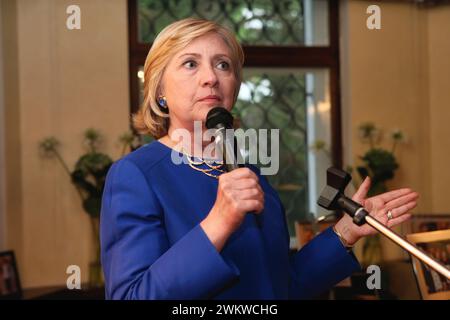 Washington, USA - 08. März 2016: Hillary Clinton hält ein Mikrofon und hält eine Rede Stockfoto