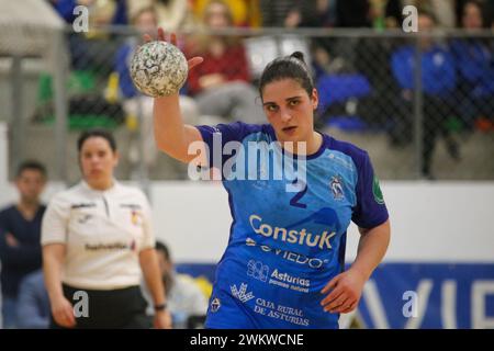 Oviedo, Spanien, 22. Februar 2024: Lobas Global ATAC Oviedo-Spieler Aida Palicio (2) mit dem Ball während des 19. Spieltages der Liga Guerreras Iberdrola 2023-24 zwischen Lobas Global ATAC Oviedo und Replasa Beti-Onak am 22. Februar 2023 im Florida Arena Municipal Sports Center in Oviedo, Spanien. Quelle: Alberto Brevers / Alamy Live News. Stockfoto