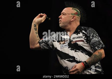 Newcastle, Großbritannien. Februar 2024. Peter Wright wirft während der BetMGM Premier League Darts Night 4 2024 in der Utilita Arena in Newcastle, England, Großbritannien am 22. Februar 2024 Credit: Every Second Media/Alamy Live News Stockfoto