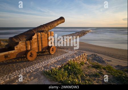 Alte Kanone über Ferrara Strand in Torrox costa an der Costa del Sol Stockfoto