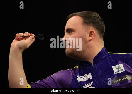 Newcastle, Großbritannien. Februar 2024. Luke Littler wirft während der BetMGM Premier League Darts Night 4 2024 in der Utilita Arena in Newcastle, England, Großbritannien am 22. Februar 2024 Credit: Every Second Media/Alamy Live News Stockfoto