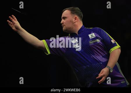 Newcastle, Großbritannien. Februar 2024. Luke Littler wirft während der BetMGM Premier League Darts Night 4 2024 in der Utilita Arena in Newcastle, England, Großbritannien am 22. Februar 2024 Credit: Every Second Media/Alamy Live News Stockfoto