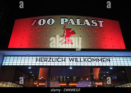 Berlin, Deutschland. Februar 2024. Der Eingang zu den Kinos im Zoo Palast mit dem Berlinale-Bären und den Worten „Willkommen“. Quelle: Soeren Stache/dpa/Alamy Live News Stockfoto