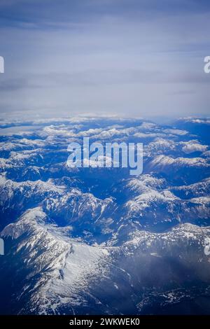 Aus der Vogelperspektive auf einen felsigen Berg, der während des kanadischen Winters teilweise mit Schnee bedeckt ist Stockfoto