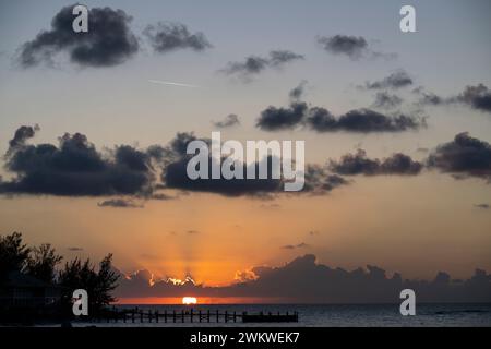 Wunderschöner Sonnenuntergang über dem Ozean Club Med, San Salvador Island, Bahamas Stockfoto