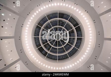 München, Deutschland. Februar 2024. Die Decke der Rotunde in der Pinakothek der Moderne strahlt Licht. Derzeit wird hier die Ausstellung Flatz veranstaltet. Etwas stimmt mit der physischen Skulptur nicht. Quelle: Felix Hörhager/dpa/Alamy Live News Stockfoto