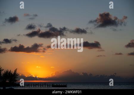 Wunderschöner Sonnenuntergang über dem Ozean Club Med, San Salvador Island, Bahamas Stockfoto