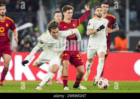 Rom, Italien. Februar 2024. Rom: Ayase Ueda von Feyenoord, Tommaso Baldanzi von AS Roma während der zweiten Etappe der UEFA Europa League Knockout Round Play-offs zwischen AS Roma und Feyenoord im Stadio Olympico am 22. Februar 2024 in Rom, Italien. Credit: Box to Box Pictures/Alamy Live News Stockfoto