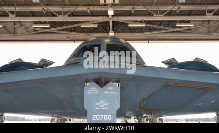 Knopf Noster, Usa. Februar 2024. Generalmajor der U.S. Air Force Duke Pirak, links, stellvertretender Direktor der Air National Guard, sitzt im Cockpit eines US Air Force B-2 Spirit Stealth Bombers am Hangar auf der Fluglinie der Whiteman Air Force Base, 1. Februar 2024 in Knob Noster, Missouri, USA. Kredit: MSgt. John Hillier/USA Air Force Photo/Alamy Live News Stockfoto