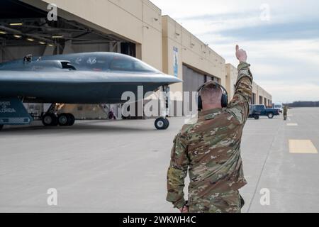 Knopf Noster, Usa. Februar 2024. U.S. Air Force Tech. Sgt. Travis Dowler, Crewchef der 131st Aircraft Maintenance Squadron, Marshalls einen B-2 Spirit Stealth Bomber der US Air Force, als er am 1. Februar 2024 in Knob Noster, Missouri, aus dem Hangar auf der Fluglinie rollt. Kredit: MSgt. John Hillier/USA Air Force Photo/Alamy Live News Stockfoto