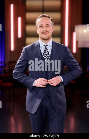 Mode-Influencer Joe Laschet bei der Aufzeichnung der WDR-Talkshow Kölner Treff im WDR Studio Bocklemünd. Köln, 22.02.2024 NRW Deutschland *** Fashion Influencer Joe Laschet bei der Aufnahme der WDR Talkshow Kölner Treff im WDR Studio Bocklemünd Köln, 22 02 2024 NRW Deutschland Copyright: XChristophxHardtx Stockfoto