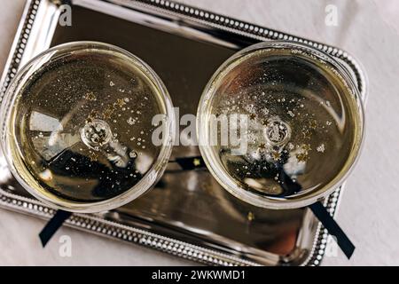 Zwei Gläser mit Sekt stehen auf silbernem Tablett, Blick von oben Stockfoto