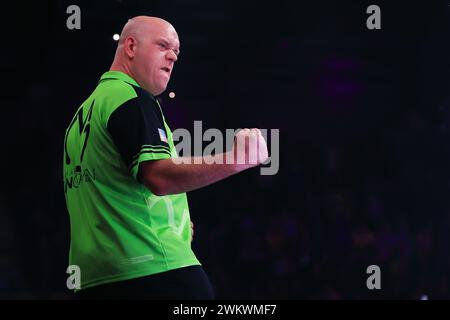 Newcastle, Großbritannien. Februar 2024. Michael van Gerwen feiert den Sieg über Luke Litttler während der BetMGM Premier League Darts Night 4 2024 in der Utilita Arena, Newcastle, England, Großbritannien am 22. Februar 2024 Credit: Every Second Media/Alamy Live News Stockfoto