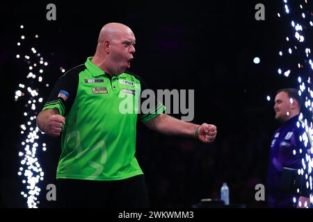 Newcastle, Großbritannien. Februar 2024. Michael van Gerwen feiert den Sieg über Luke Litttler während der BetMGM Premier League Darts Night 4 2024 in der Utilita Arena, Newcastle, England, Großbritannien am 22. Februar 2024 Credit: Every Second Media/Alamy Live News Stockfoto