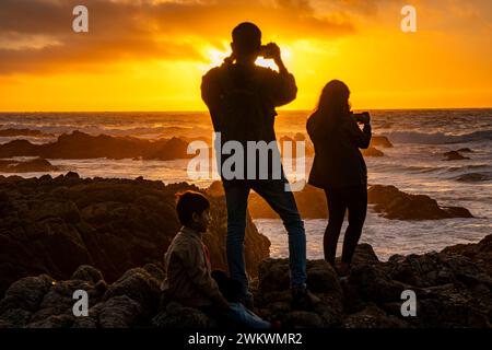 Familienfotos bei Sonnenuntergang an der Küste am Gezeitenpool entlang der Monterey Bay. Stockfoto