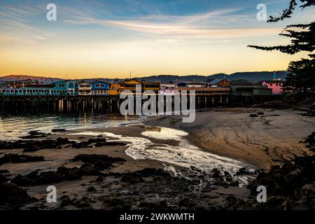 Sonnenuntergang und Ebbe in Montetey, CA's Old Fisherman's Wharf Stockfoto