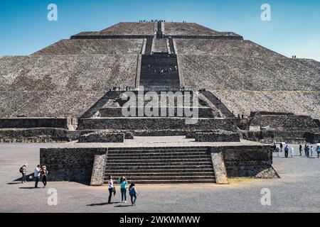 Touristen besuchen die Pyramide der Sonne, die größte Pyramide in Teotihuacan, in der Nähe von Mexiko-Stadt, Mexiko. Stockfoto