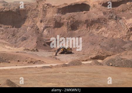 Bergbaumaschine in einem Steinbruch in einer roten Wüste Stockfoto