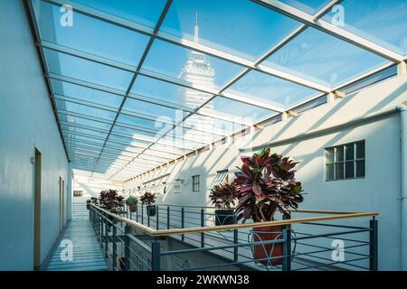 Hotel-Oberlicht mit Torre Latinoamericana in Mexiko-Stadt, Mexiko. Stockfoto