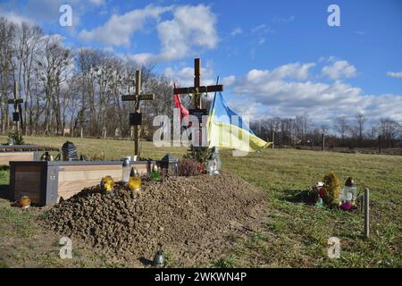 18.2.2023 Krieg in der Ukraine Archivbild. Eines von vielen frischen Kriegsgräbern im Westen der Ukraine. Am 24. Februar 2024 jährt sich der russische Überfall auf die Ukraine zum zweiten Mal. Lwiw Ortsrand Oblast Lwiw Ukraine *** 18 2 2023 Krieg in der Ukraine Archiv Foto eines von vielen frischen Kriegsgräbern in der Westukraine 24. Februar 2024 feiert den zweiten Jahrestag der russischen Invasion in die Ukraine Lwiw am Rande der Oblast Lwiw Ukraine Stockfoto