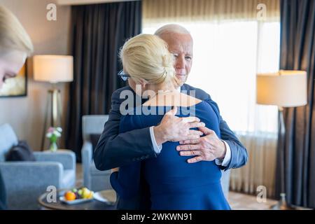 San Francisco, Vereinigte Staaten von Amerika. 22. Februar 2024. US-Präsident Joe Biden umarmt Yulia Navalnaya, die Witwe von Alexei Navalny, während eines Treffens am 22. Februar 2024 in San Francisco, Kalifornien. Der russische Oppositionsführer Alexej Nawalny starb während seiner Gefangenschaft in einer abgelegenen arktischen Strafkolonie. Quelle: Adam Schultz/White House Photo/Alamy Live News Stockfoto