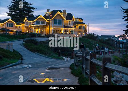 Das berühmte Seven Gables Inn Bed & Breakfast thront über Monterey Bay in Pacific Grove, CA. Stockfoto