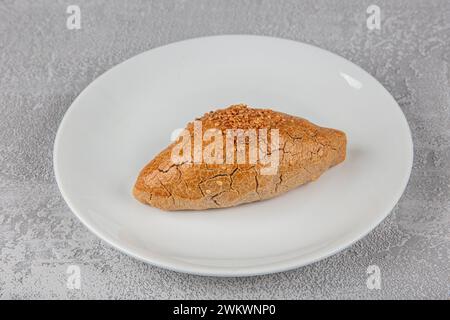 Glutenfreie Speisen. Verschiedene Snacks aus Buchweizenmehl auf hölzernem Hintergrund von oben. Hausgemachte gebackene Brötchen aus rohem Buchweizen mit Sesam. Stockfoto